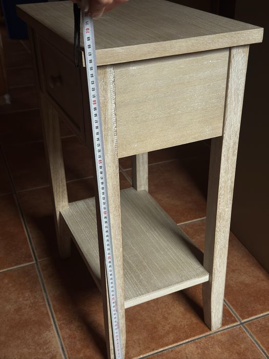 Mesa de cabeceira com gaveta
