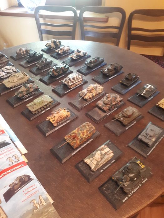 Kolekcja 27 modeli czołgów.