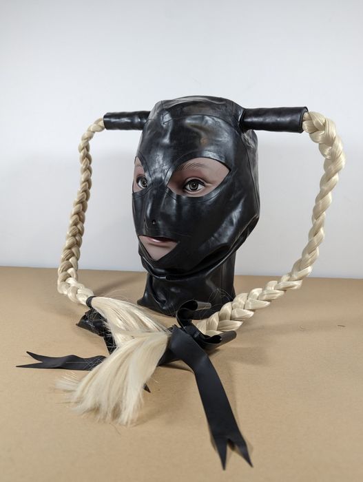 Warkocze blond maska czarna lateks SM długie zamek błys