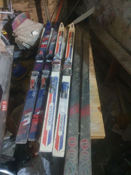 Stare narty, może jako ozdoba.