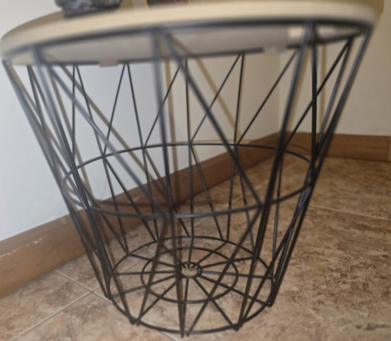Mesa de apoio com arrumação