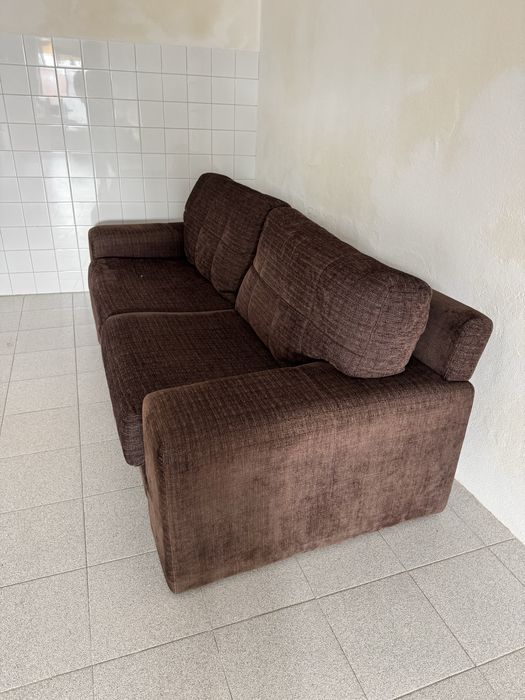 Sofá de tecido castanho