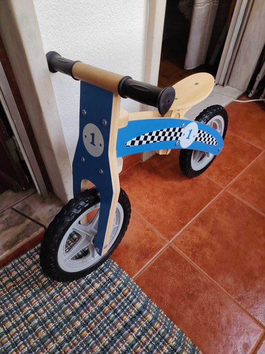 Uma bicicleta nova da criança