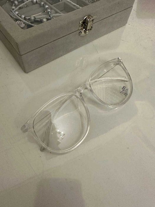 Прозорі окуляри.