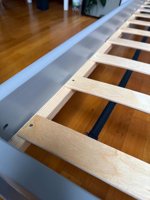 Sprzedam łużko jednosobowe z materacem .