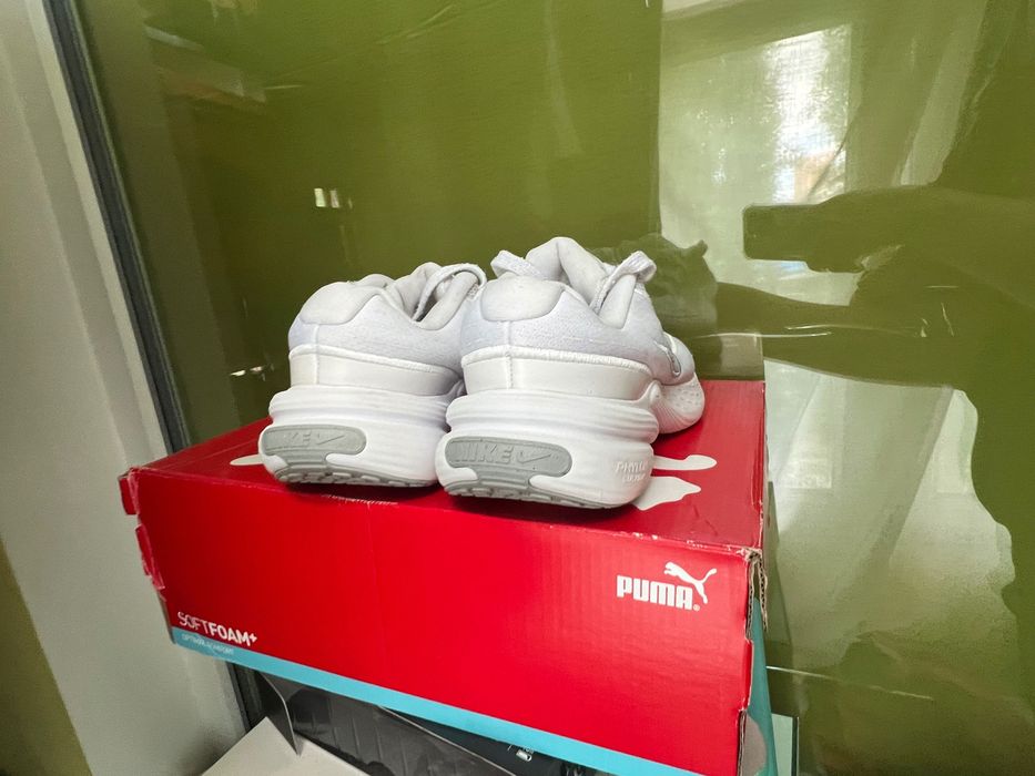 Кросівки Nike Uplift білі тканинні легенькі