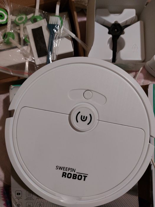 Робот пылесос , набор запасных щеток и фильтров