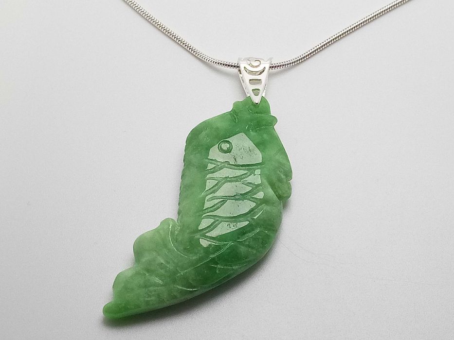 Colar pingente de Jadeíta Jade peixe esculpido 75,32ct  Envio Grátis !