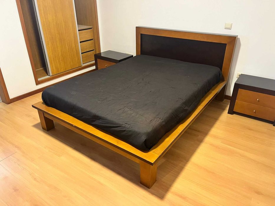 Quarto Completo – Cama, Cómoda, Mesas de Cabeceira e espelho