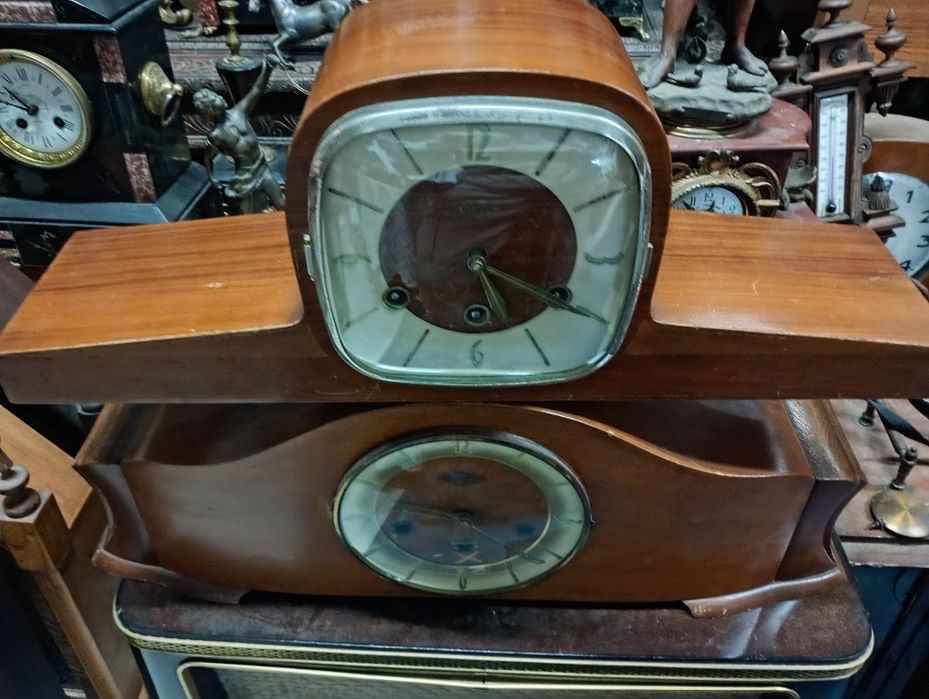Dois relógios de mesa, a funcionar.
