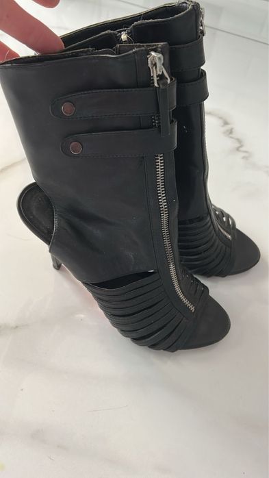 Босоніжки шкіряні