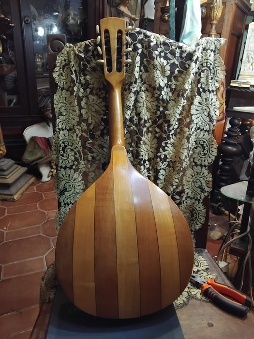 Bandolim  antigo em bom estado