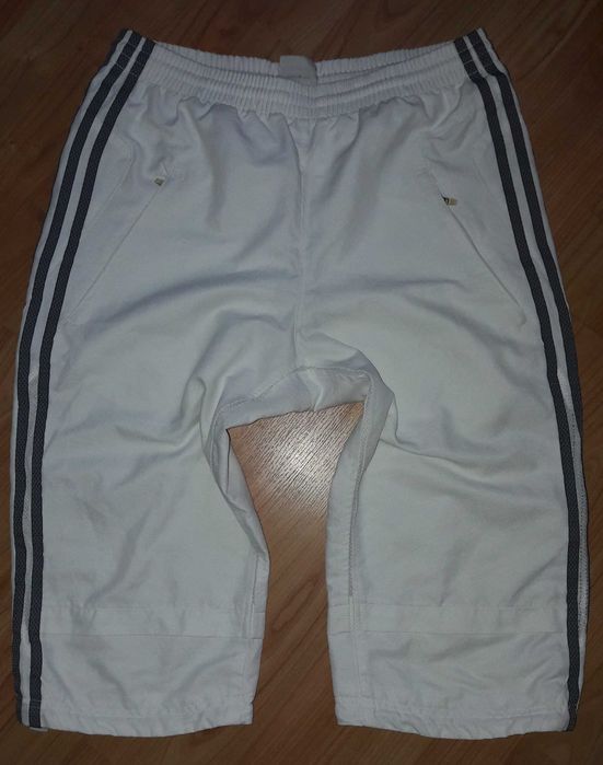 Białe spodenki szorty za kolano Adidas S