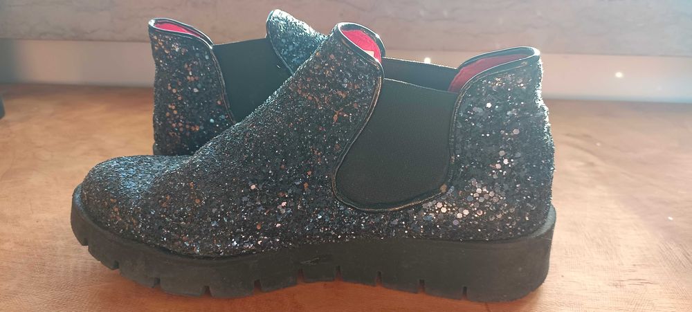 Botins brilhantes e pele bom estado