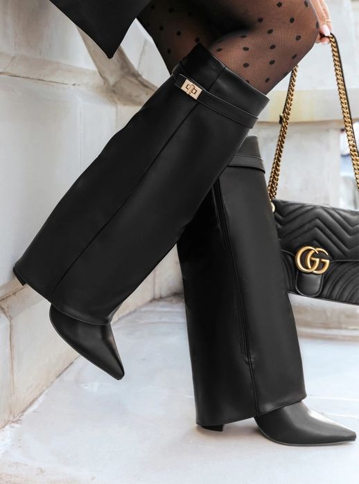 Kozaki z wywiniętą cholewką na obcasie słupku z czubkiem w szpic given