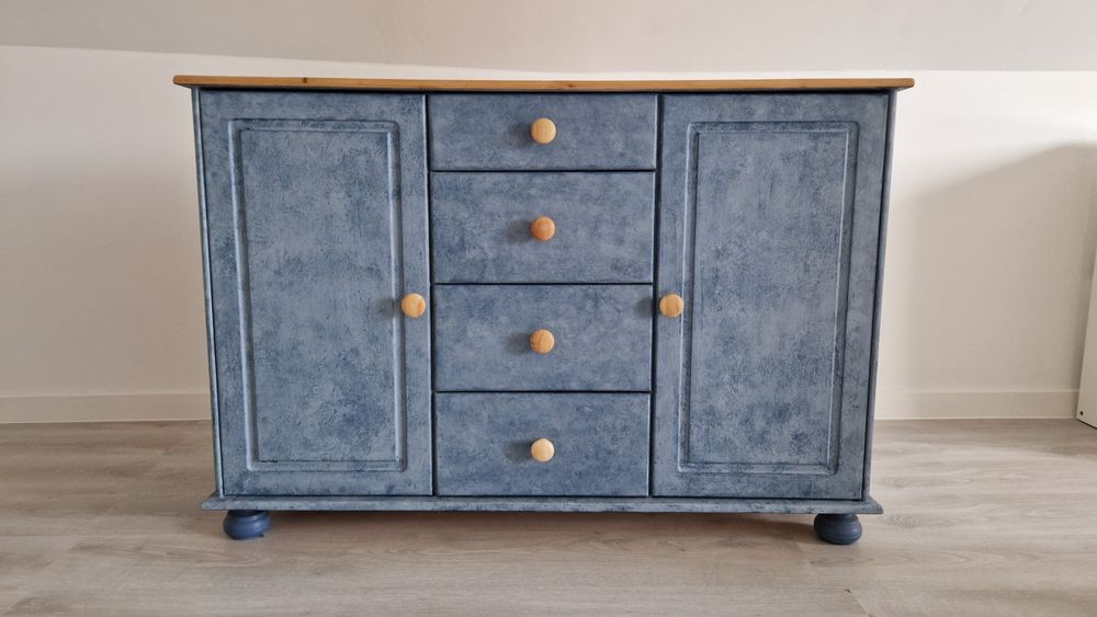 Niebieska komoda sosnowa z elementami drewna