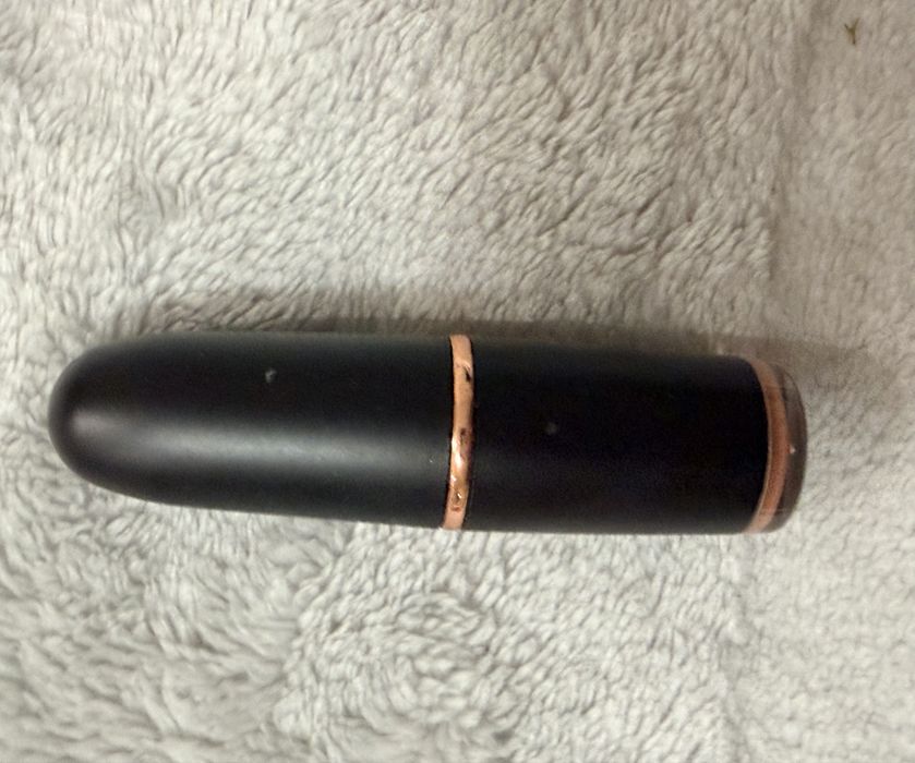 Makeup Revolution Matte Lipstick Chauffeur – nude