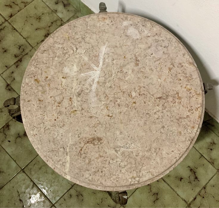 Mesa de centro em mármore e ferro