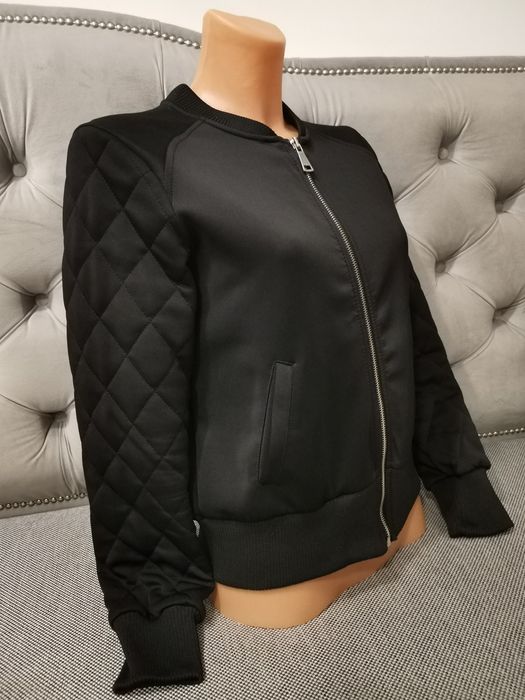 Czarna bomberka Bershka BSK Girl – rozmiar S – pikowane rękawy