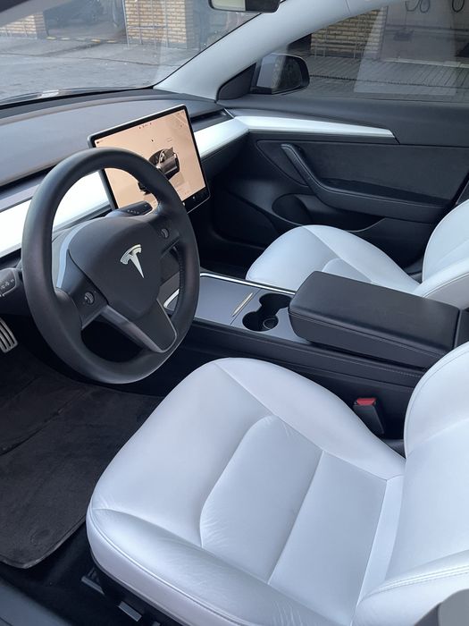 Автомобиль Тесла 3