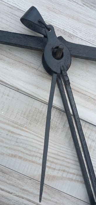 Antiga Balança de braços em ferro forjado,largura 82cm,altura 60cm