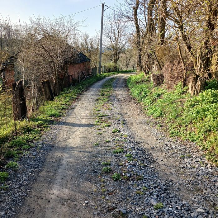 Продам земельну ділянку з хатиною