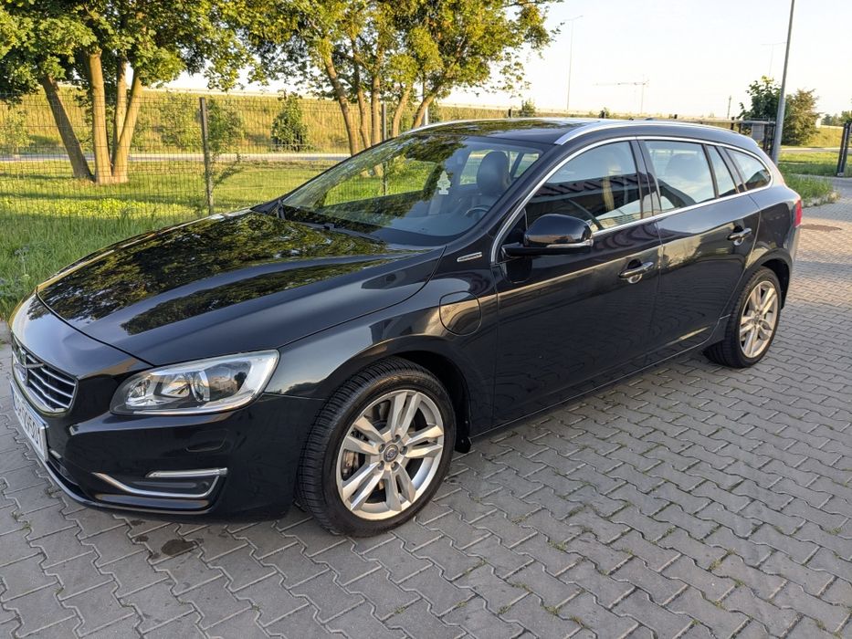 Volvo V60 D6  Plug in Hybrid AWD 283km  Radar,navi,webasto,kamera...