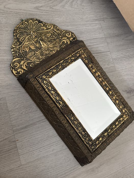 Stare krysztalowe lusterko na mosiężnej szafce ze szczotkami