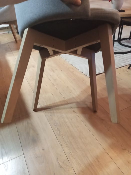 Krzesła w bardzo dobrym stanie cena za sztukę, 8sztuk. POLECAM !