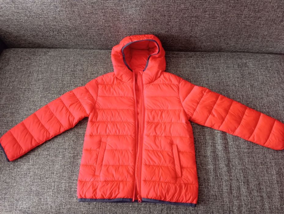 Яскраво-червона куртка