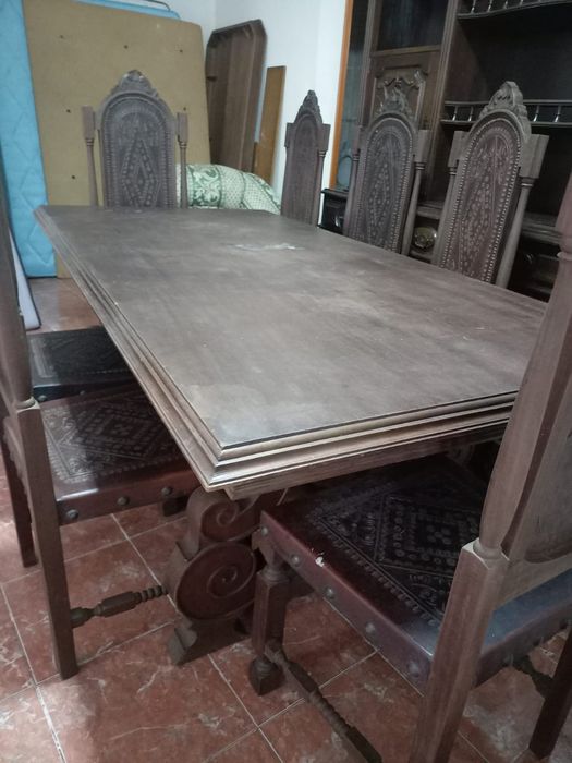 Mesa de sala, com cadeiras, bom estado