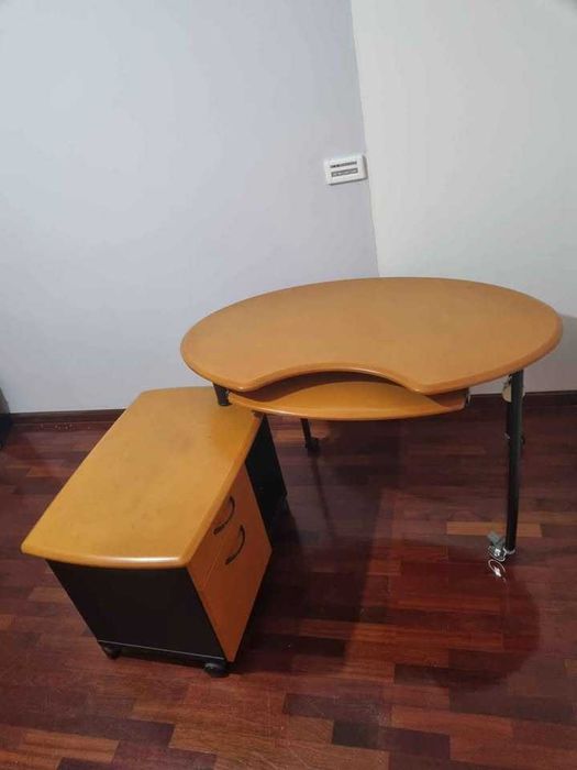 Secretária com gavetas de apoio