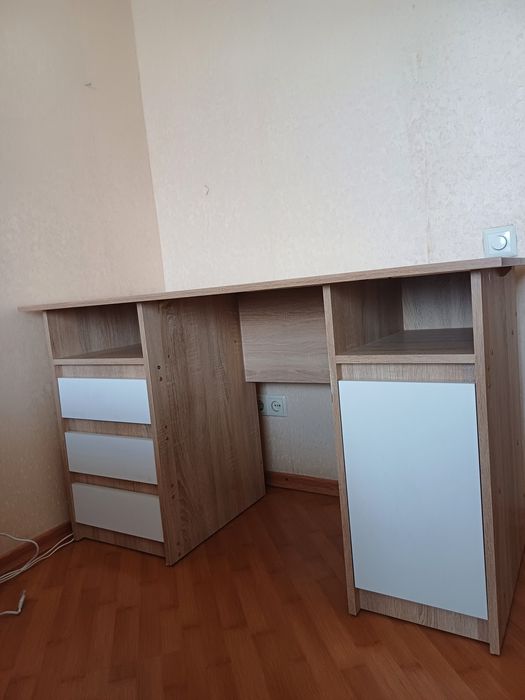 Письмовий  стіл.