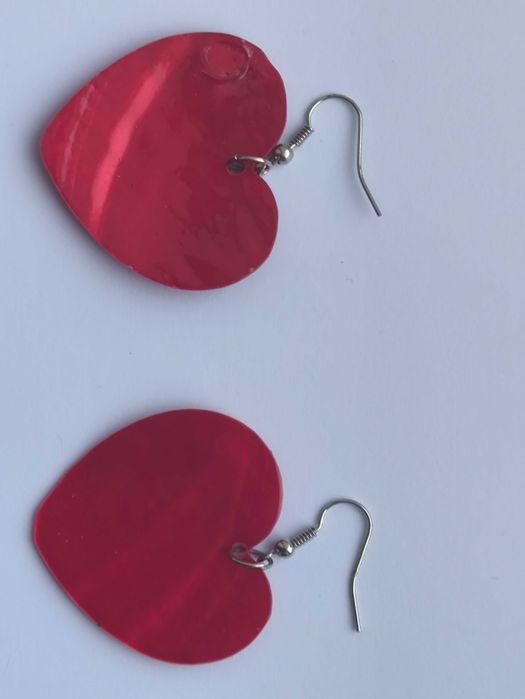 Сережки у формі червоних сердечок