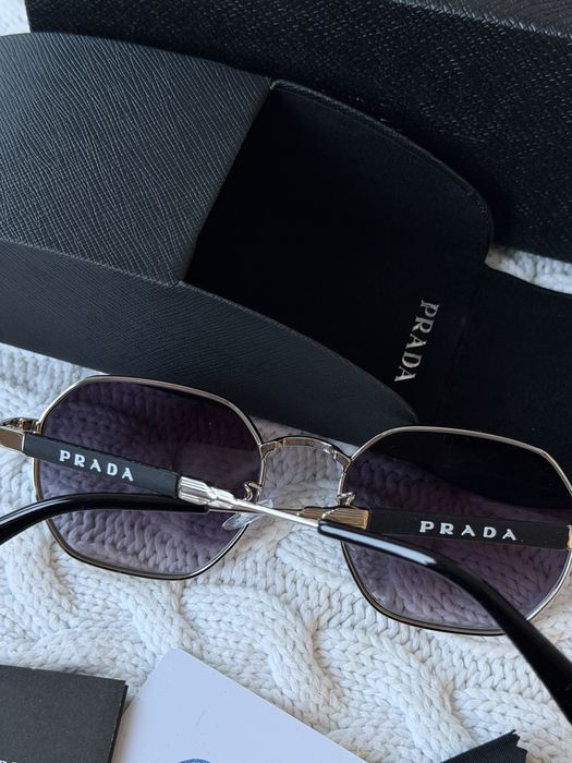 Сонцезахисні окуляри Prada