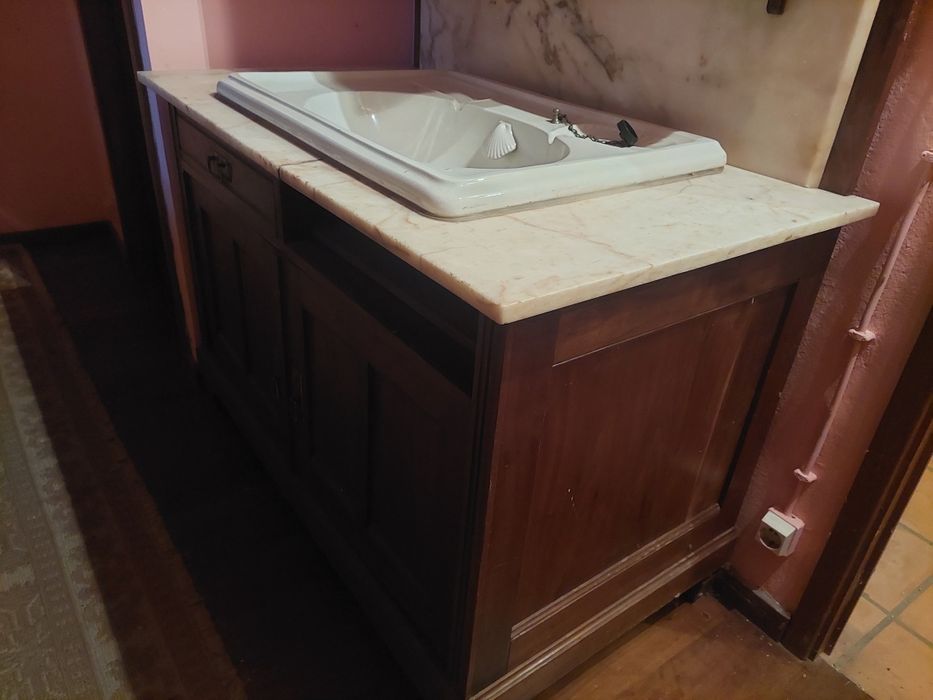 Cómoda antiga com lavatório