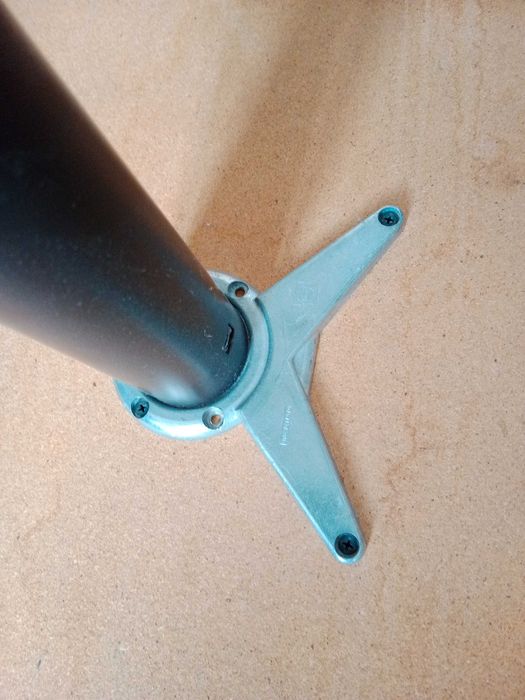 Solidny stolik na jednej nodze, kuchnia, balkon