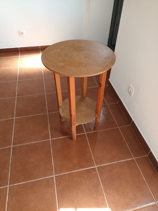 Camila de madeira pequena