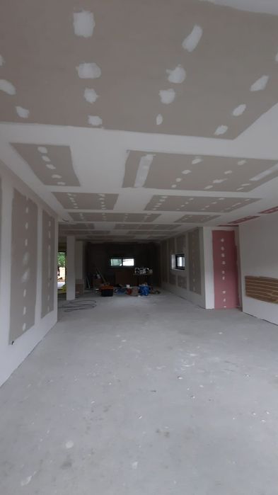 Serviço de azulejo, pladur, barramento e pintura