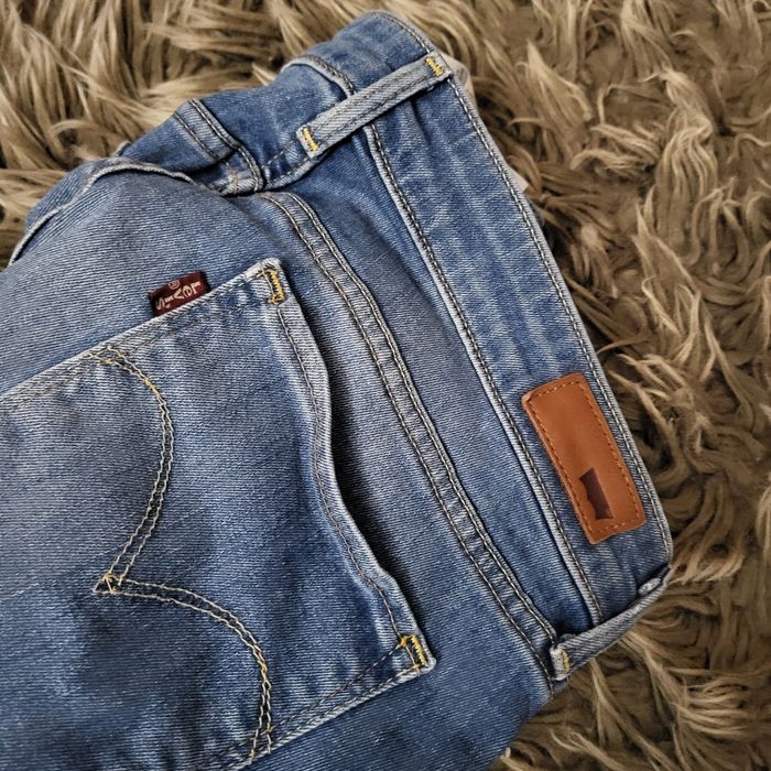 Granatowe spodnie męskie niebieskie jeansy proste Levis XS 34