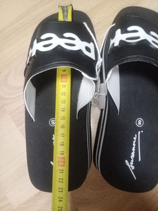 Шлепки на танкетке