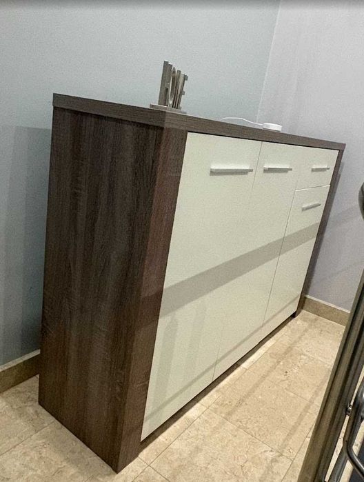 Consola com portas brancas