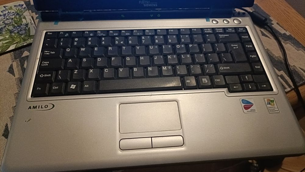 Stary sprawny laptop Fujitsu Siemens