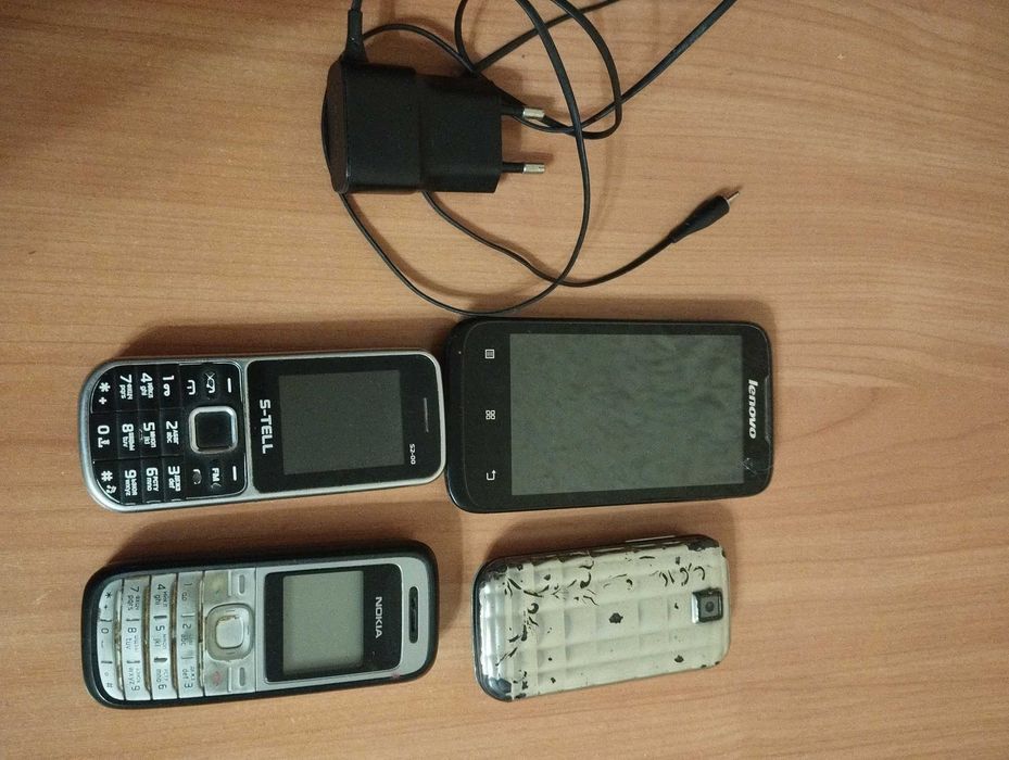4 непрацюючих телефона(1смартфон та3 кнопочних)+тонка зарядка на Nokia