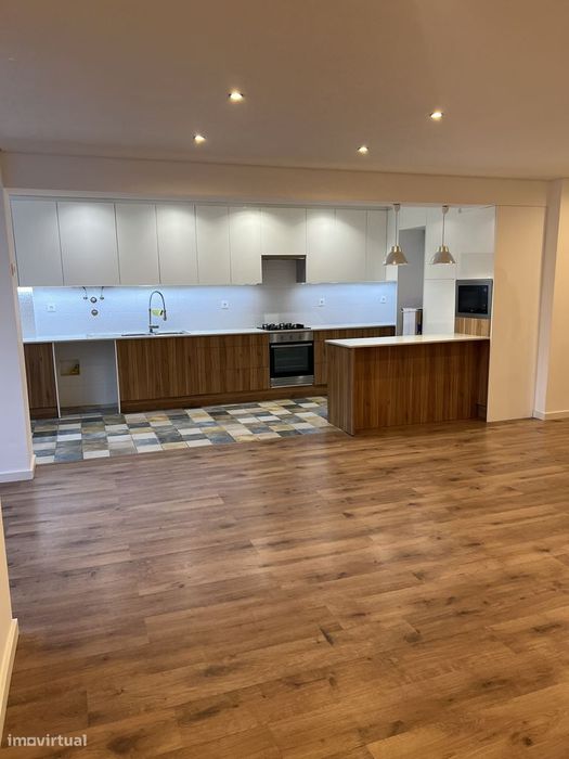 Exelente T2 Remodeladao na zona Montalvão Setubal