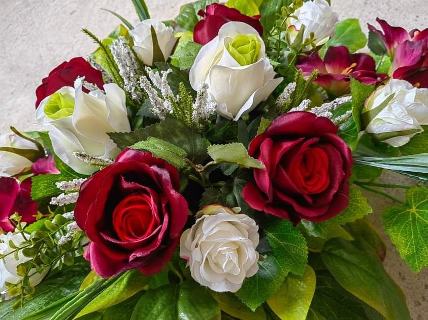 Wiązanki na cmentarz , kompozycje kwiatowe duże ręcznie robione