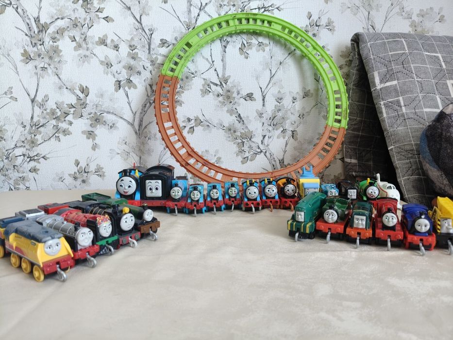 Велика колекція Thomas & Friends — 24 паровозики + рейки + літак