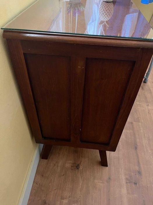 2 mesas de cabeceira e 1 cómoda com 4 gavetas