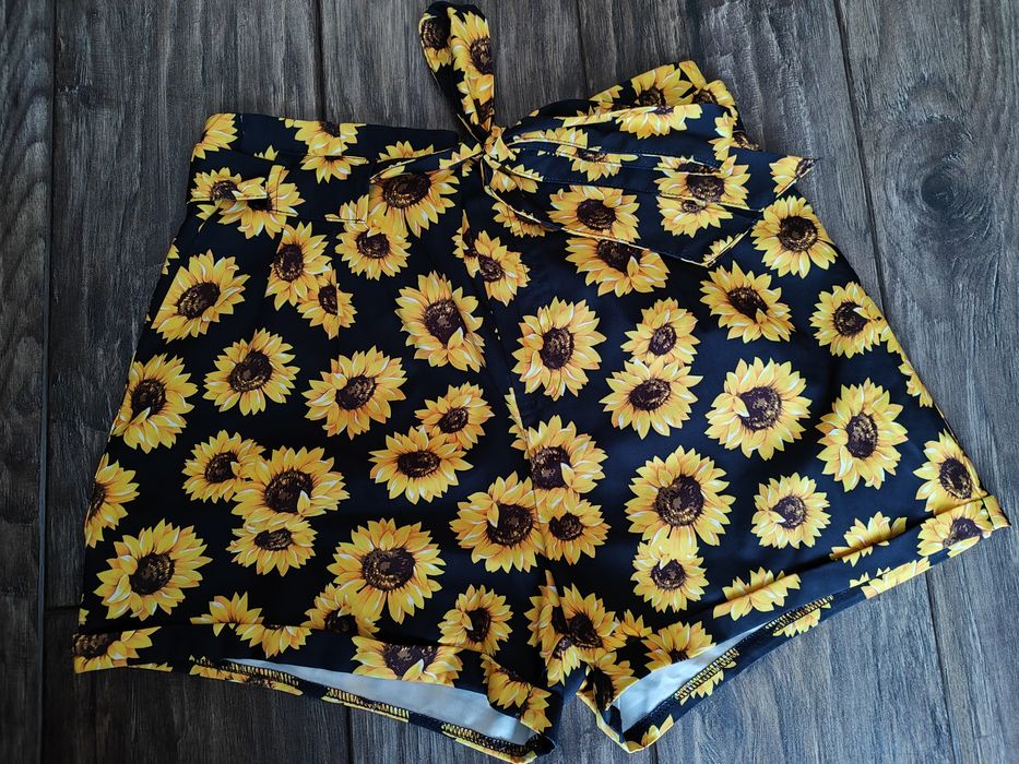 Krótkie spodenki w słoneczniki
