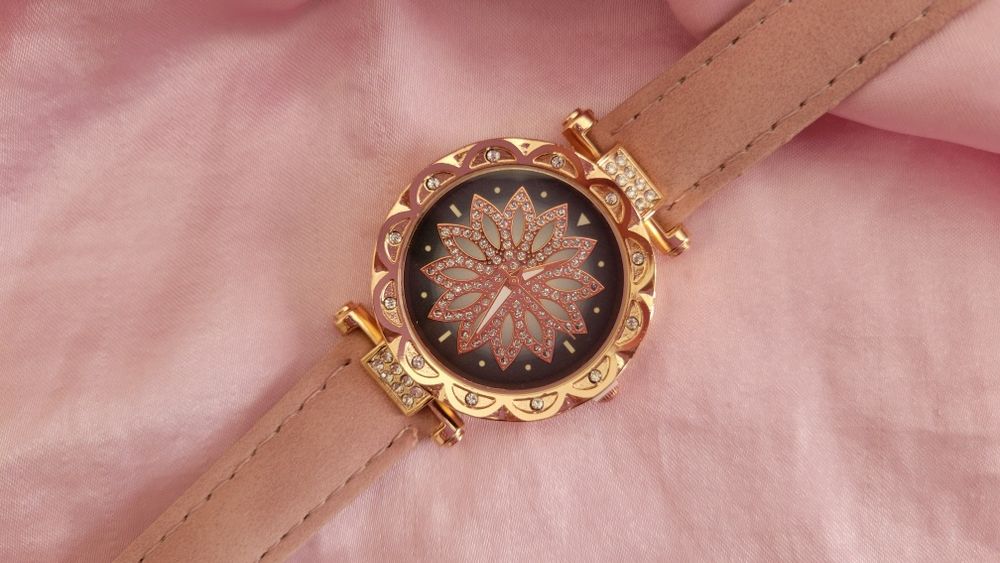 Relógio Quartz Rosa Com Brilhantes